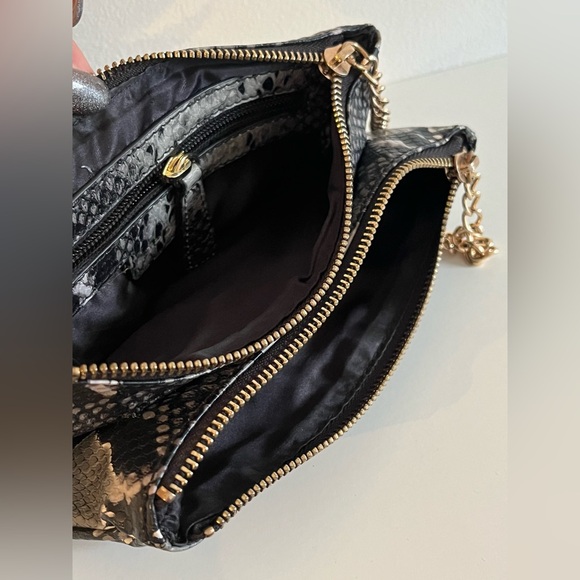 Bebe Lottie Black Snake Print Textured Fx Leather Double Zip Entry Clutch - Picture 5 of 15